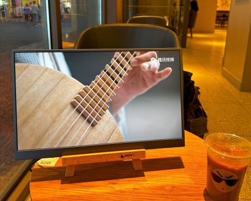 星巴克气氛组新装备？自制 17.3 寸 4K120Hz 高刷便携屏分享